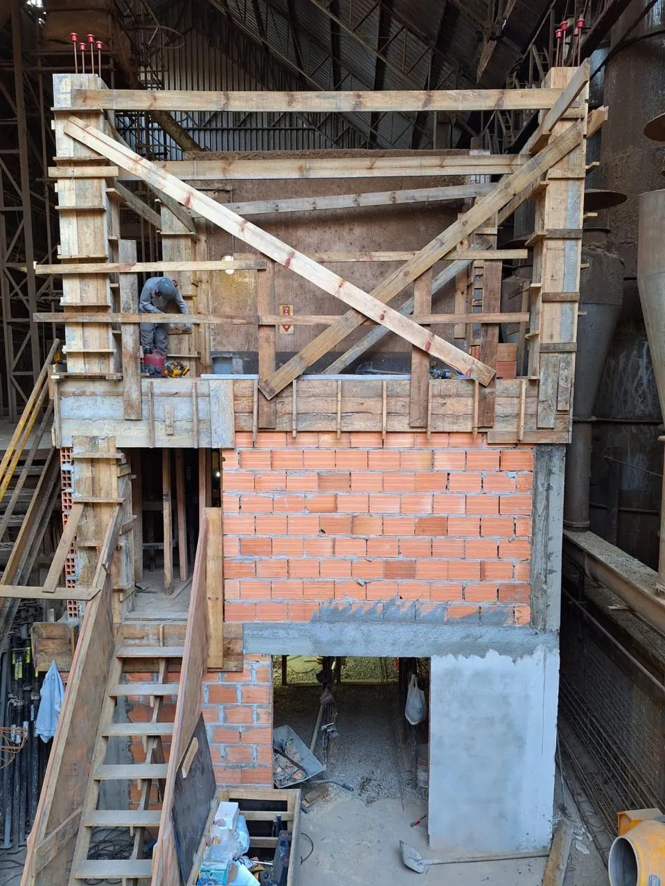 Muro de arrimo de concreto executado em área de terraplenagem.